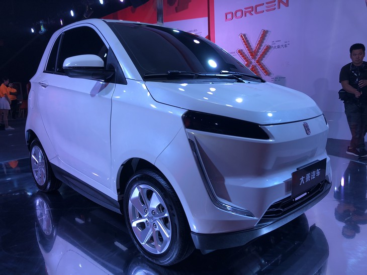 新車定位於小型電動車,雙門雙座的設計風格和smart非常相似